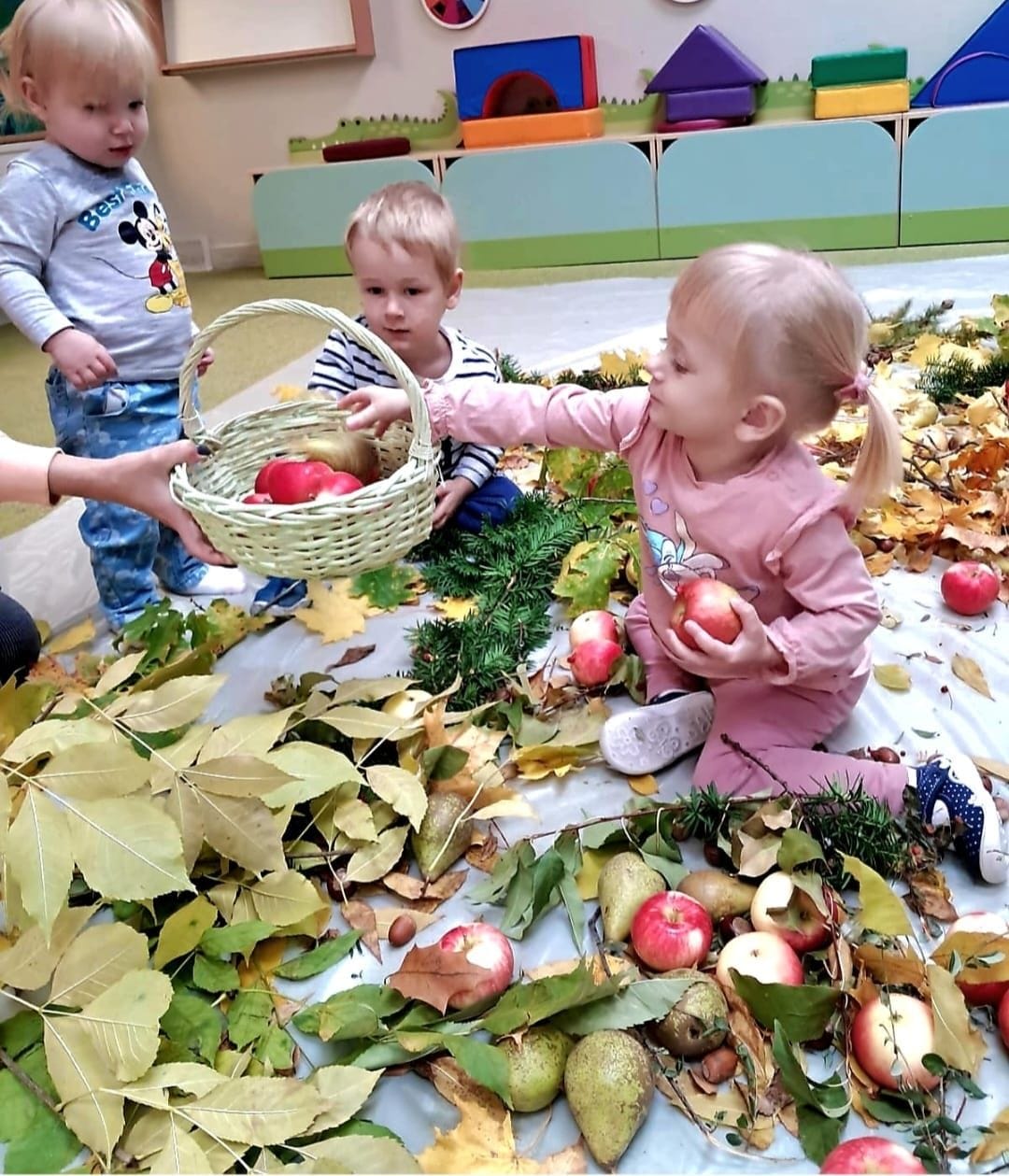 Popołudniowe zajęcia z jabłkami i liśćmi