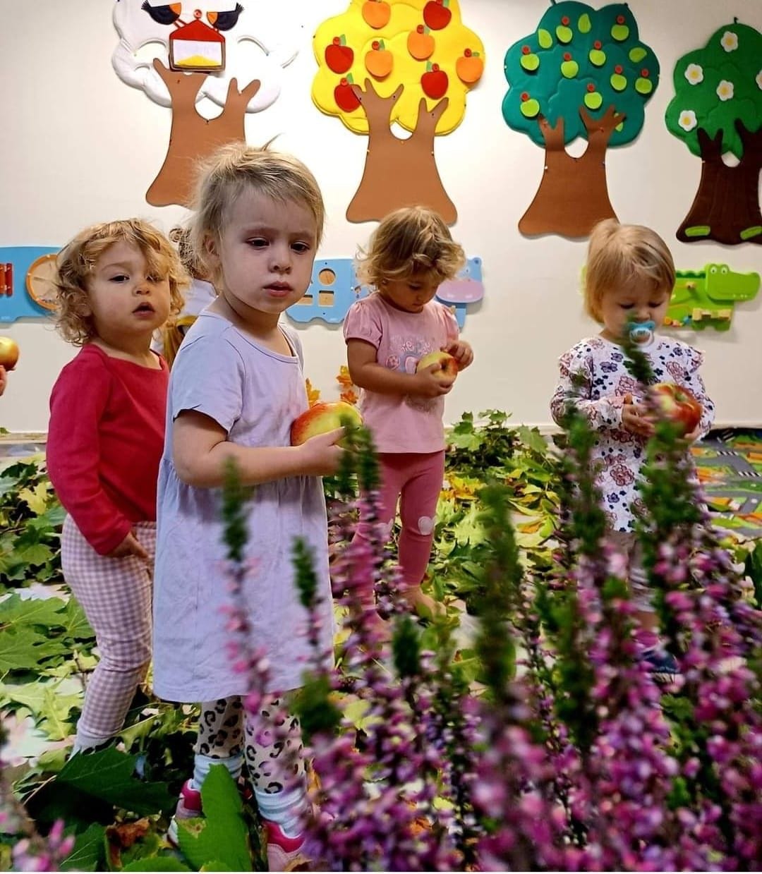Maluchy wśród wrzosów i jabłek