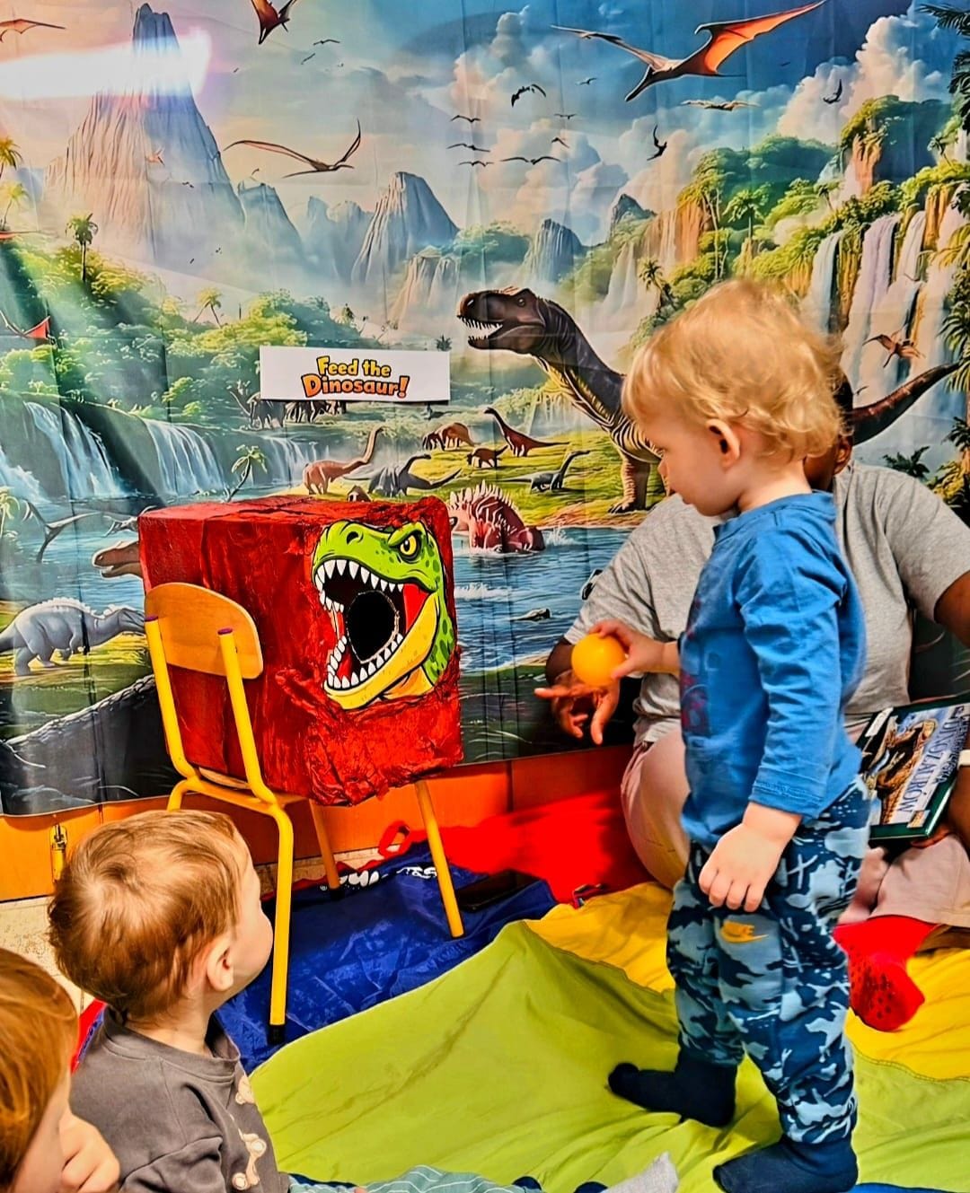 Projekt Dinozaury – zabawa w karmienie dinozaura